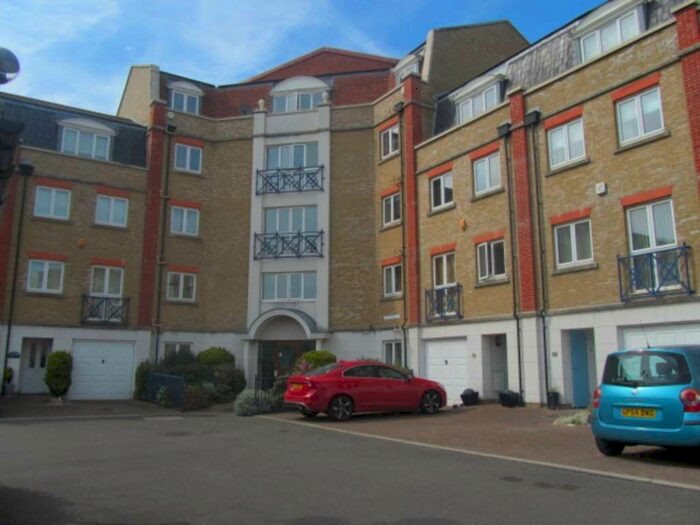 2 Bedroom Flat To Rent In The Piazza, Eastbourne, BN23