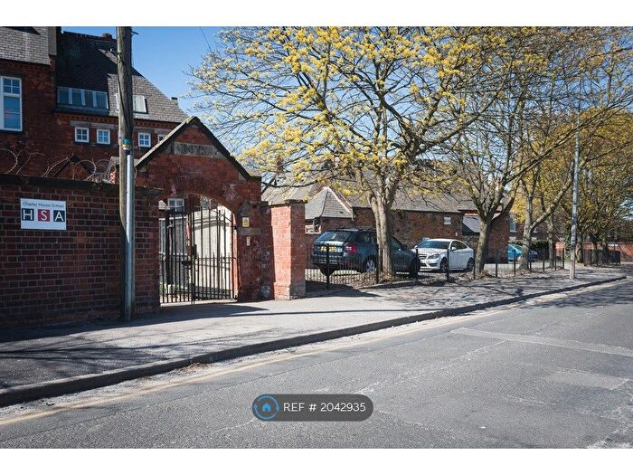 3 Bedroom Flat To Rent In Charterhouse School, Hull, HU2