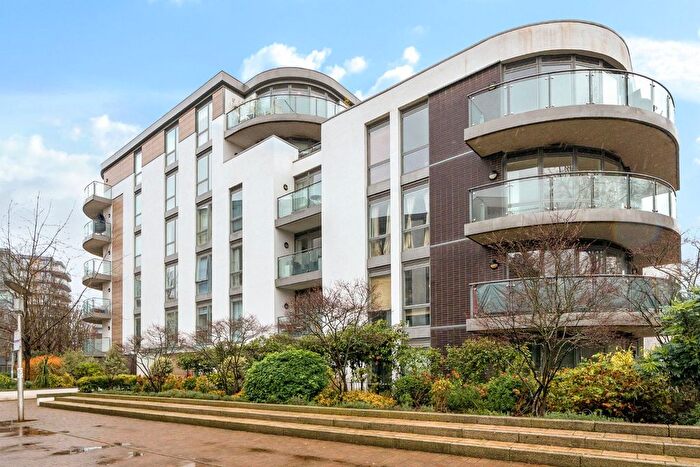 2 Bedroom Flat For Sale In Claypond Lane, Brentford, London, TW8