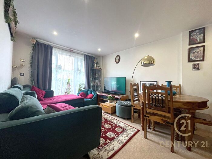 2 Bedroom Flat For Sale In Royal Quarter, Seven Kings Way, Kingston Upon Thames, KT2