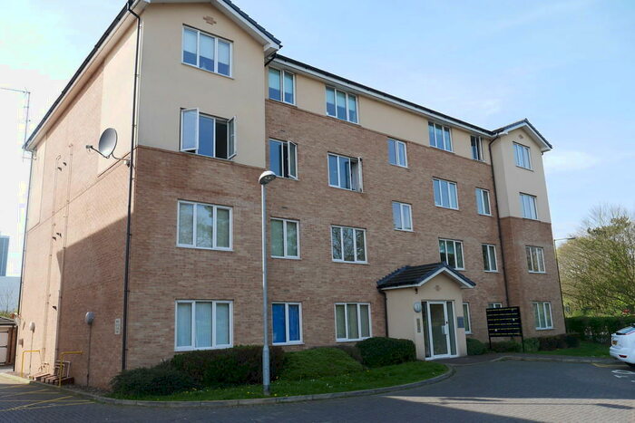 2 Bedroom Apartment To Rent In Woolens Grove, Hoddesdon, EN11