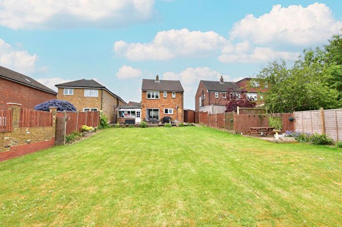 3 Bedroom Detached House For Sale In High Road, Leavesden, WD25