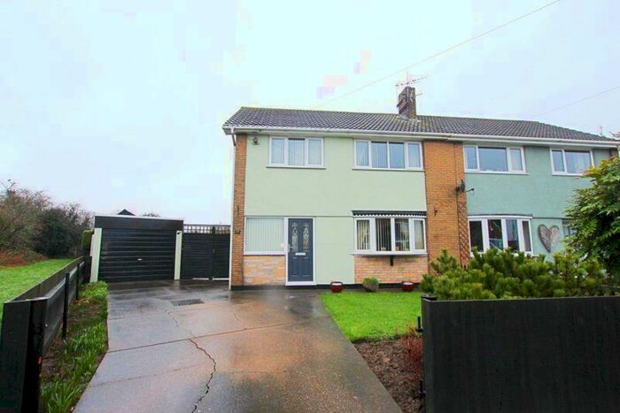 3 Bedroom Semi-Detached House For Sale In Woodlands Avenue, Immingham, DN40