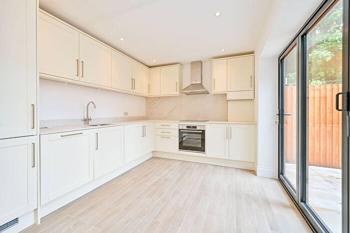 2 Bedroom Flat To Rent In Cleveland Avenue, Chiswick, London, W4