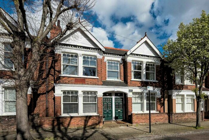 3 Bedroom Flat To Rent In Badminton Road, Balham, SW12