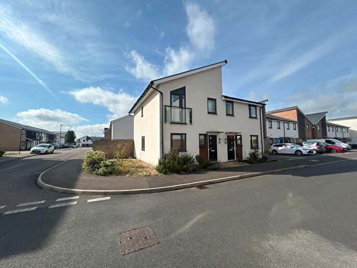 3 Bedroom Semi Detached House For Sale In James Avenue, Fengate, Peterborough, PE1