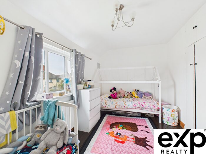 3 Bedroom End Of Terrace House For Sale In Callan Grove, South Ockendon, RM15