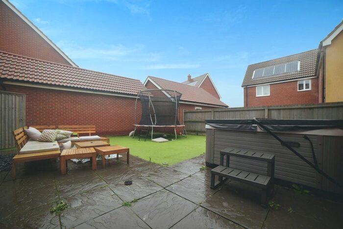 4 Bedroom Detached House For Sale In Swallow Drive, Wymondham, NR18