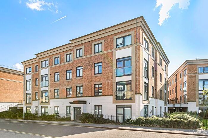 2 Bedroom Flat For Sale In Mead Lane, Hertford, SG13