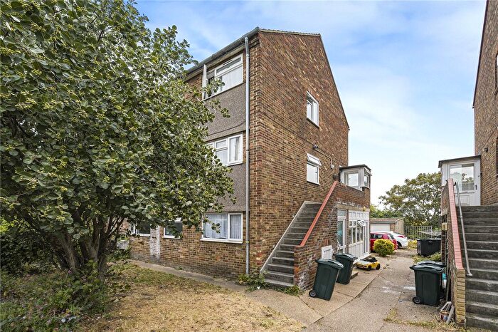 2 Bedroom Maisonette For Sale In Weardale Avenue, Dartford, Kent, DA2