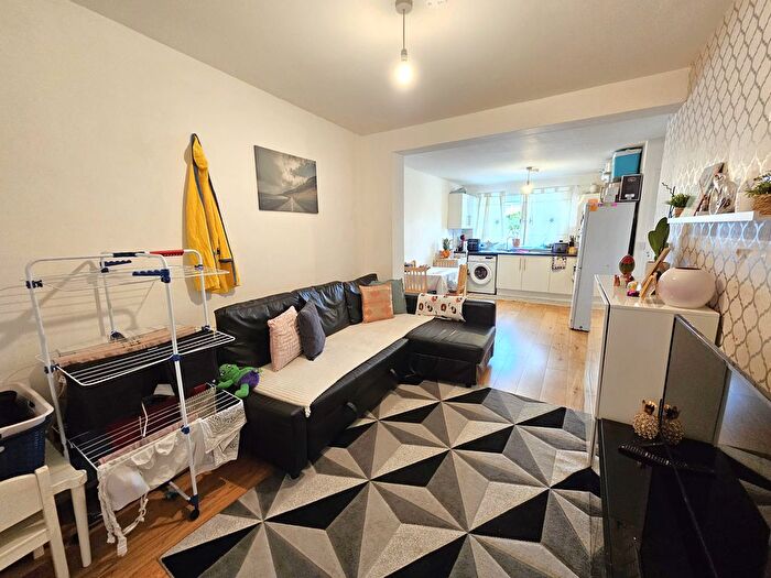 2 Bedroom Flat To Rent In High Road, Willesden, NW10