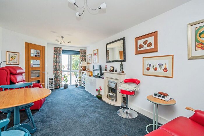 2 Bedroom Flat For Sale In Beaconsfield Road, Waterlooville, Hampshire, PO7