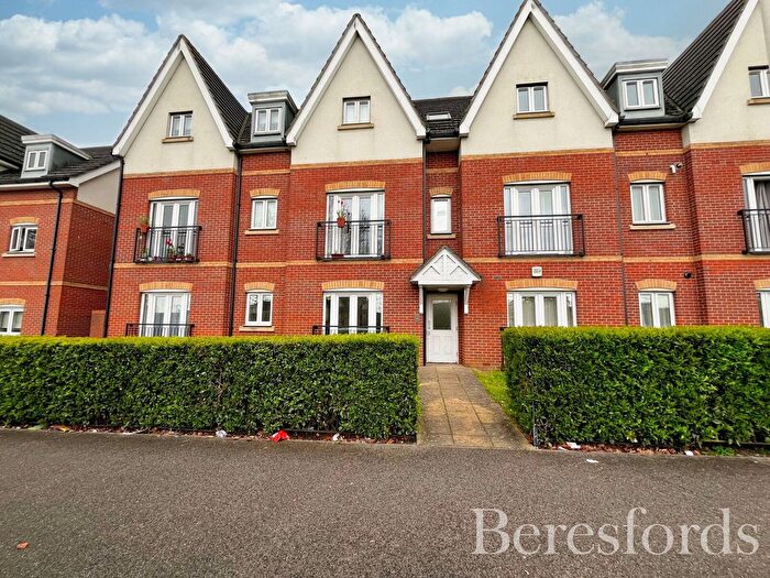 2 Bedroom Flat For Sale In Gooshays Gardens, Romford, RM3