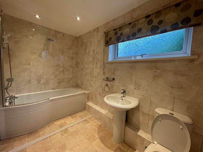 2 Bedroom Detached Bungalow To Rent In Bazes Shaw, New Ash Green, DA3