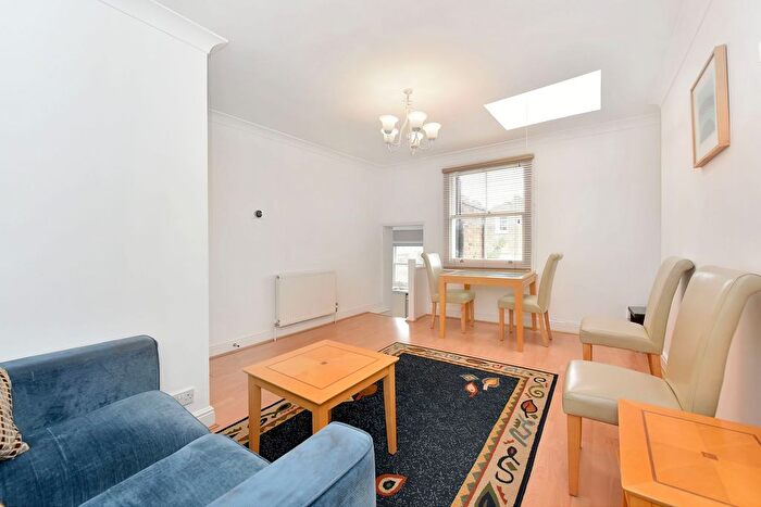 2 Bedroom Flat To Rent In Cambridge Gardens, London, W10
