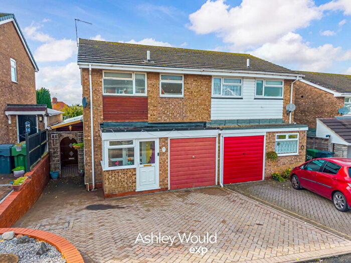 3 Bedroom Semi Detached House For Sale In Pennine Road, Bromsgrove, B61