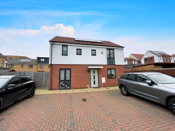 3 Bedroom Detached House To Rent In Fairlane Drive, South Ockendon, RM15