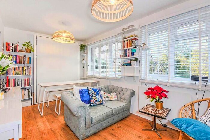 Flat To Rent In St Peters Close, London, SW11