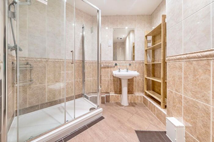 2 Bedroom Flat To Rent In Longcrofte Road, Edgware, HA8