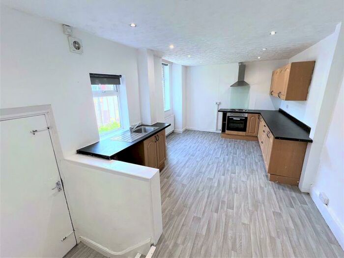 4 Bedroom Terraced House To Rent In New Lane, Manchester, M30