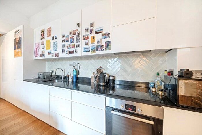 2 Bedroom Flat For Sale In Drapers Road, London, N17