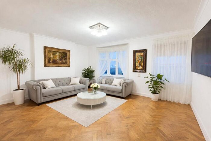 2 Bedroom Apartment To Rent In Finchley Road, London, NW11