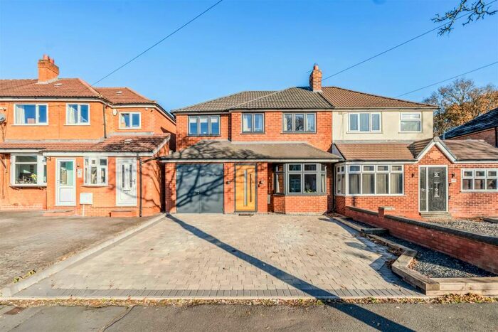 4 Bedroom Semi-Detached House To Rent In Hurdis Road, Shirley, B90