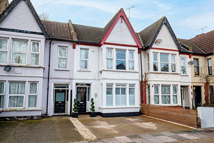 2 Bedroom Flat For Sale In Valkyrie Road, Westcliff-On-Sea, SS0