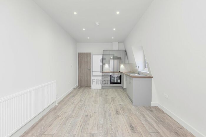 2 Bedroom Flat To Rent In 1 Ollards Grove, Loughton IG10