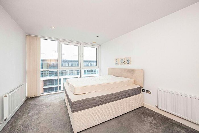 2 Bedroom Duplex To Rent In Western Gateway, Adriatic Apartments, E16