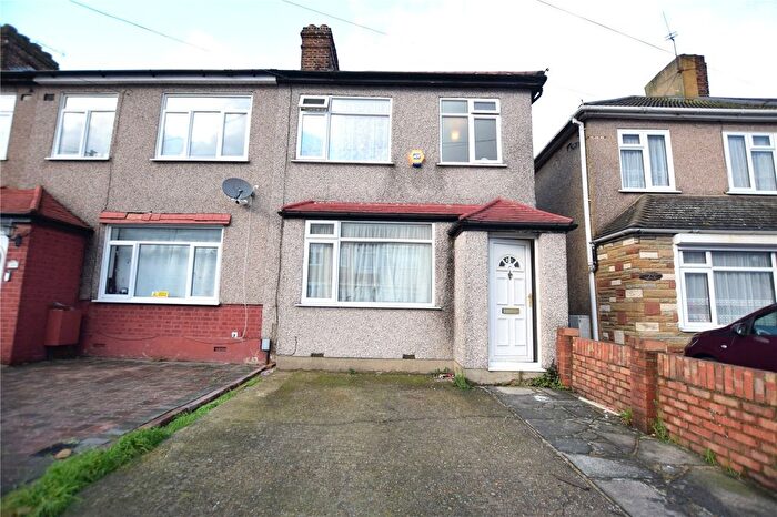 3 Bedroom Detached House To Rent In Lamberhurst Road, Dagenham, Greater London, Essex, RM8