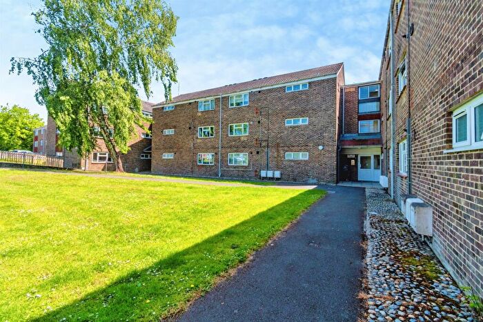 2 Bedroom Apartment For Sale In Fleming Avenue, North Baddesley, Southampton, SO52