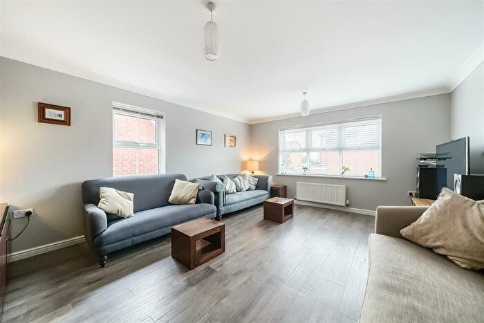 3 Bedroom End Of Terrace House For Sale In Forfield Drive, Beggarwood, RG22