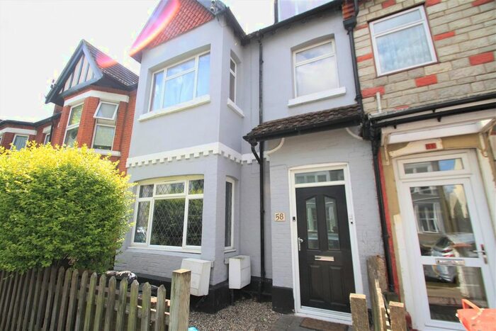 2 Bedroom Flat To Rent In St. Helens Road, Westcliff-On-Sea, SS0