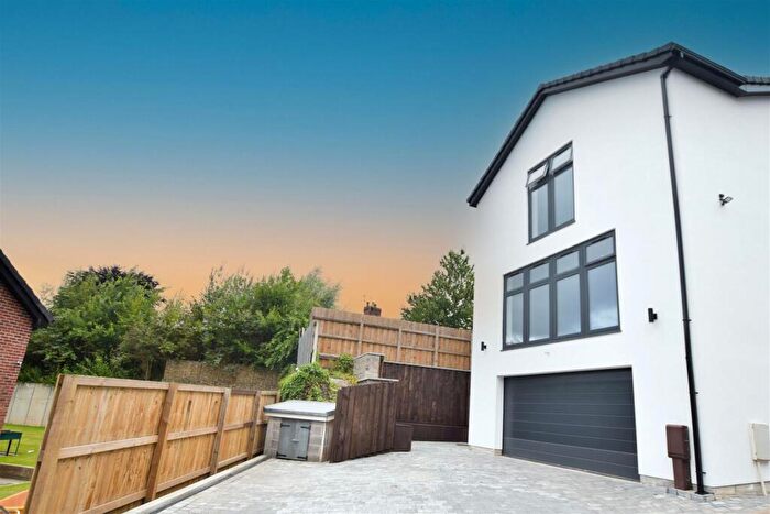 4 Bedroom Detached House For Sale In Hunt Lane, Chadderton, Oldham, OL9