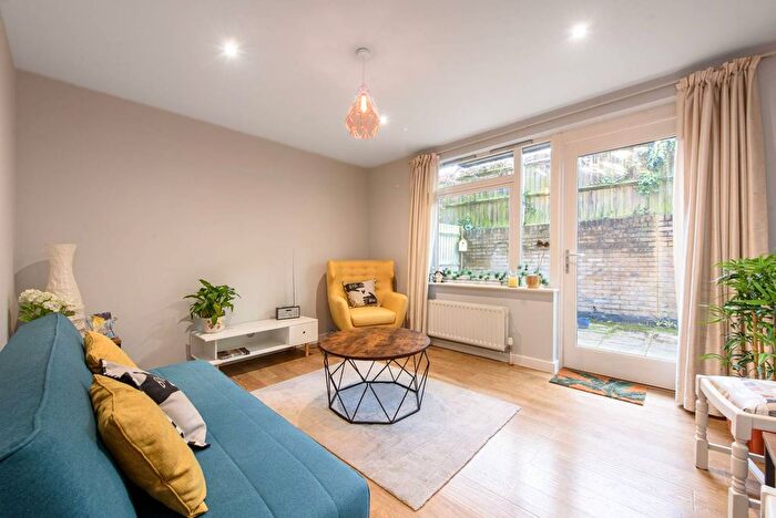 2 Bedroom Flat For Sale In York Road, New Barnet, Barnet, EN5