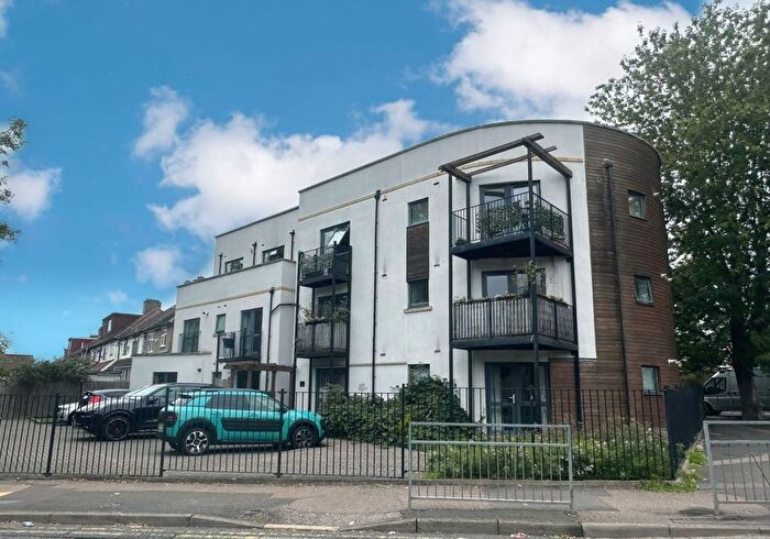 1 Bedroom Flat For Sale In Flat Chandos Parade, Buckingham Road, Edgware, Middlesex, HA8