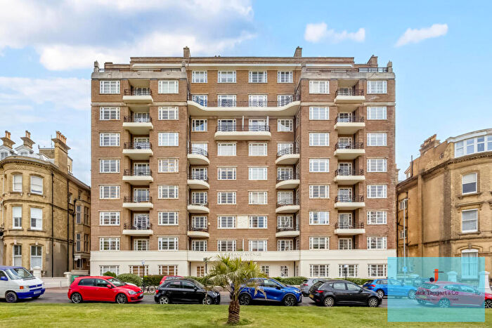 3 Bedroom Flat To Rent In Grand Avenue, Hove, BN3