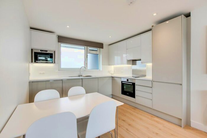 3 Bedroom Flat To Rent In Searles Close, SW11