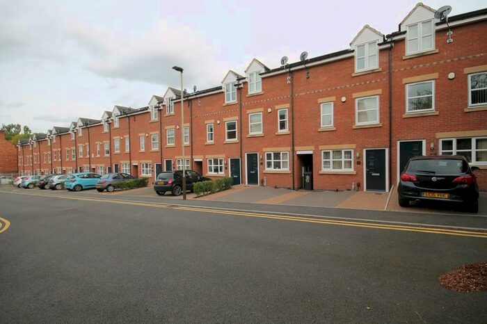 4 Bedroom Town House To Rent In Blue Fox Close, West End, Leicester, LE3