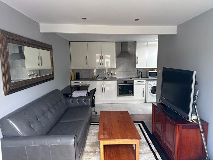 5 Bedroom Semi Detached House To Rent In Leasway, Grays, Essex, RM16