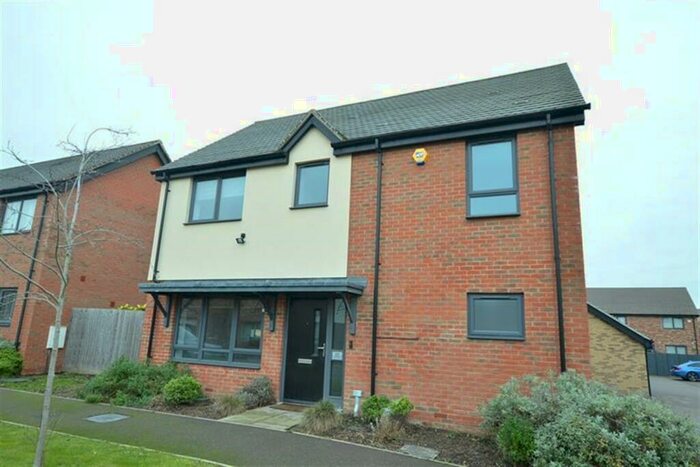 3 Bedroom Detached House To Rent In Park View, Chigwell, IG7