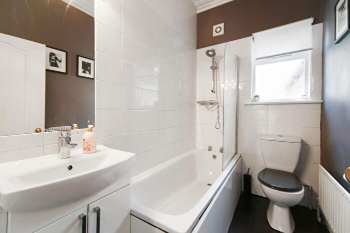 2 Bedroom Apartment To Rent In Monument Hill, Weybridge, KT13