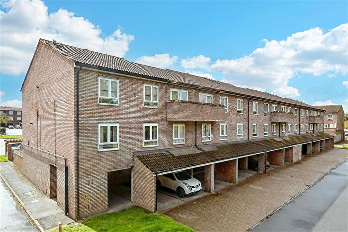 3 Bedroom Maisonette For Sale In Douglas Close, Wallington, Surrey, SM6