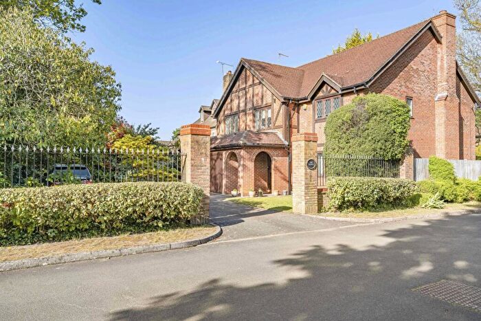 5 Bedroom Detached House For Sale In Dartnell Court, West Byfleet, Surrey, KT14
