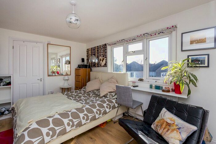 Studio To Rent In Kendal Road, Willesden Green, London, NW10