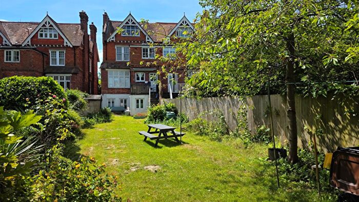 2 Bedroom Flat For Sale In Knoll Road, Dorking, RH4