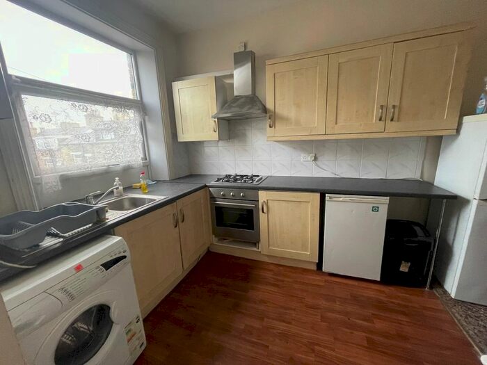 2 Bedroom Flat To Rent In Keighley Road, Bradford, West Yorkshire, BD9