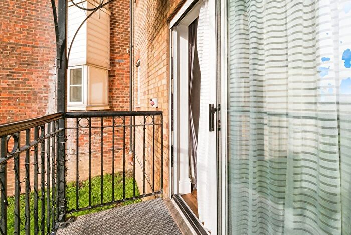 2 Bedroom Flat For Sale In Harrisons Wharf, Purfleet-On-Thames, Essex, RM19