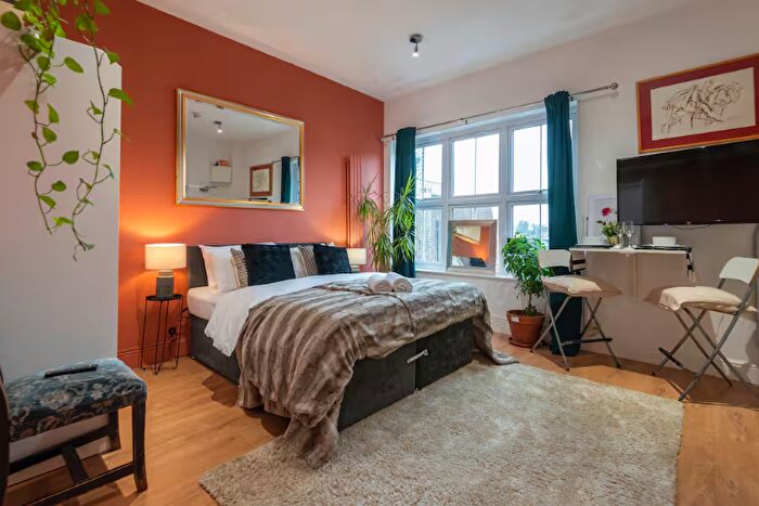 Studio To Rent In Fonthill Road, London, N4